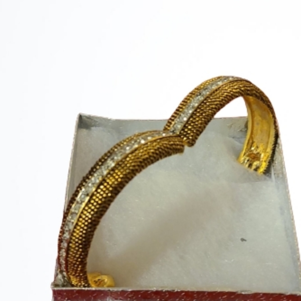 Bracelet with magnetic closure